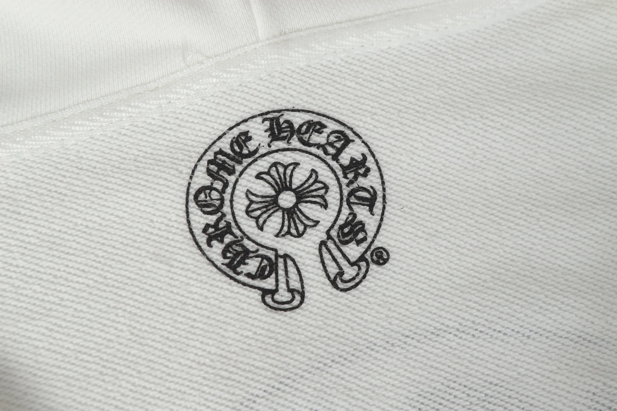 Q8—P230 -Chrome Hearts/Chrome Hearts printed zipper sweatshirt cardigan jacket -420 grams of high-density, high-quality wool, soft, delicate and skin-friendly, soft and silky to the touch, warm and skin-friendly -The hardware zipper accessories are all customized and full of details -Colour: black white -Size: S M L XL